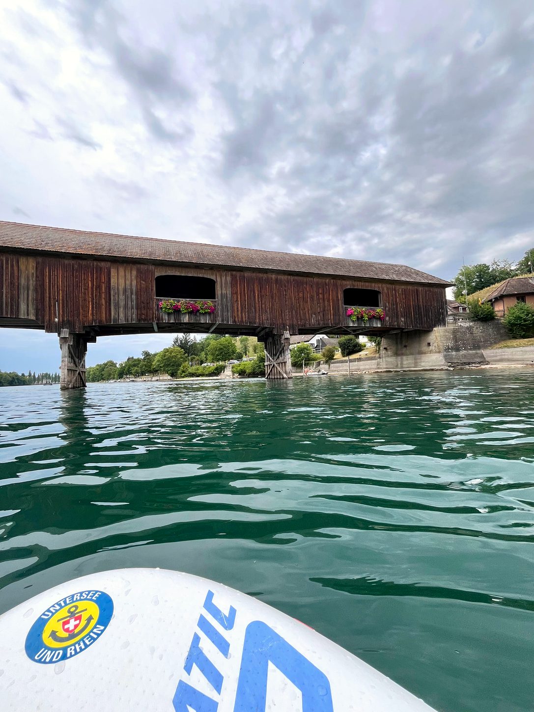 Historische gedeckte Holzbrücke über den Hochrhein