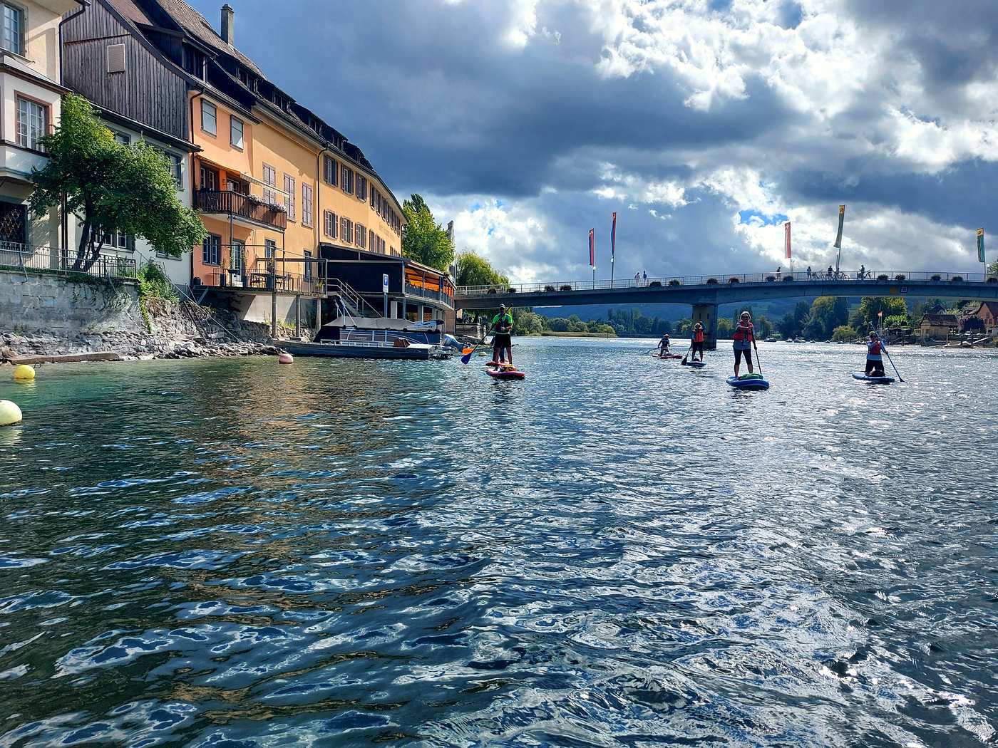 Paddelgruppe auf dem Hochrhein vor der Uferbebauung