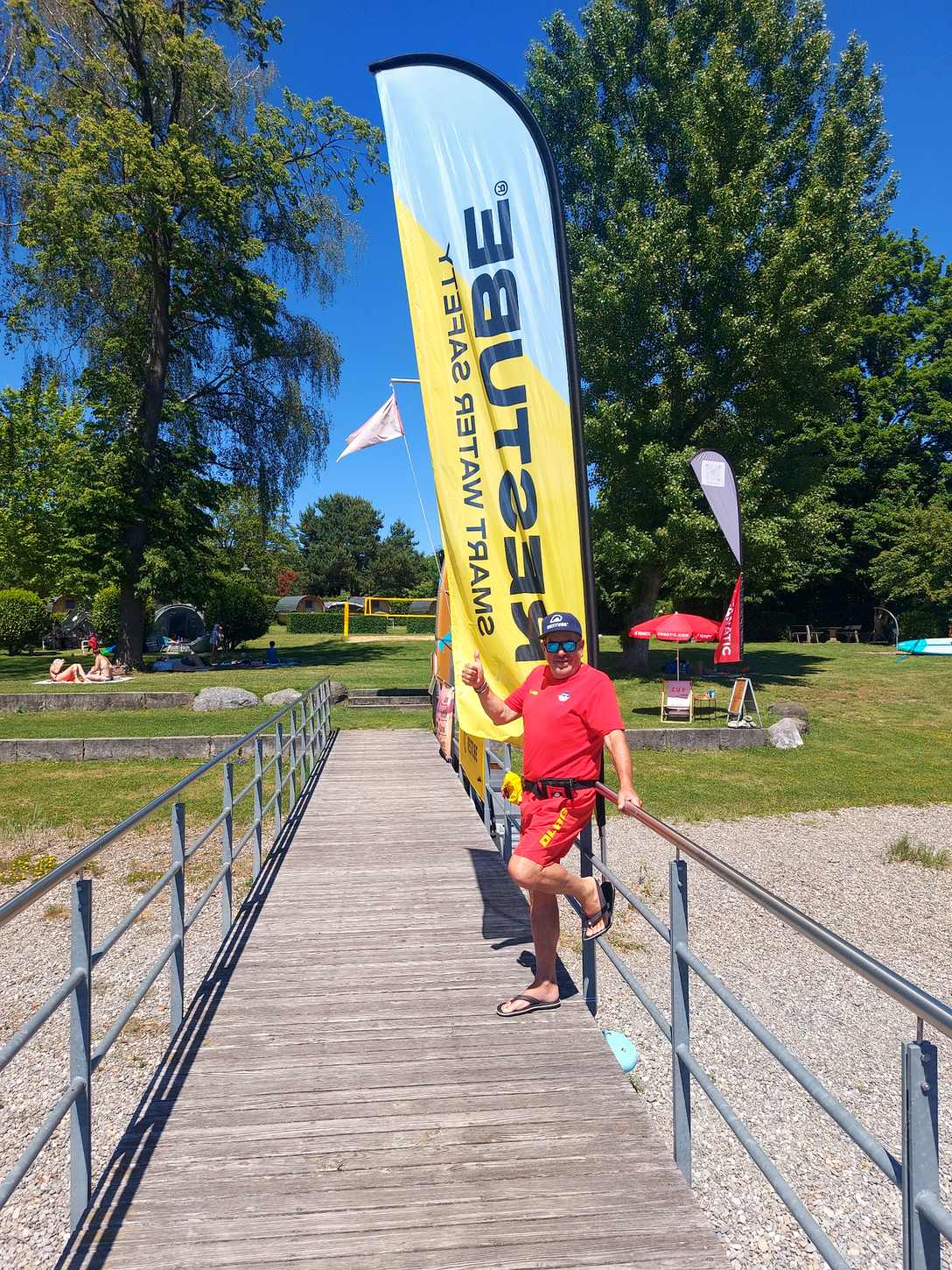 RESTUBE-Fahne am Steg des Strandbads
