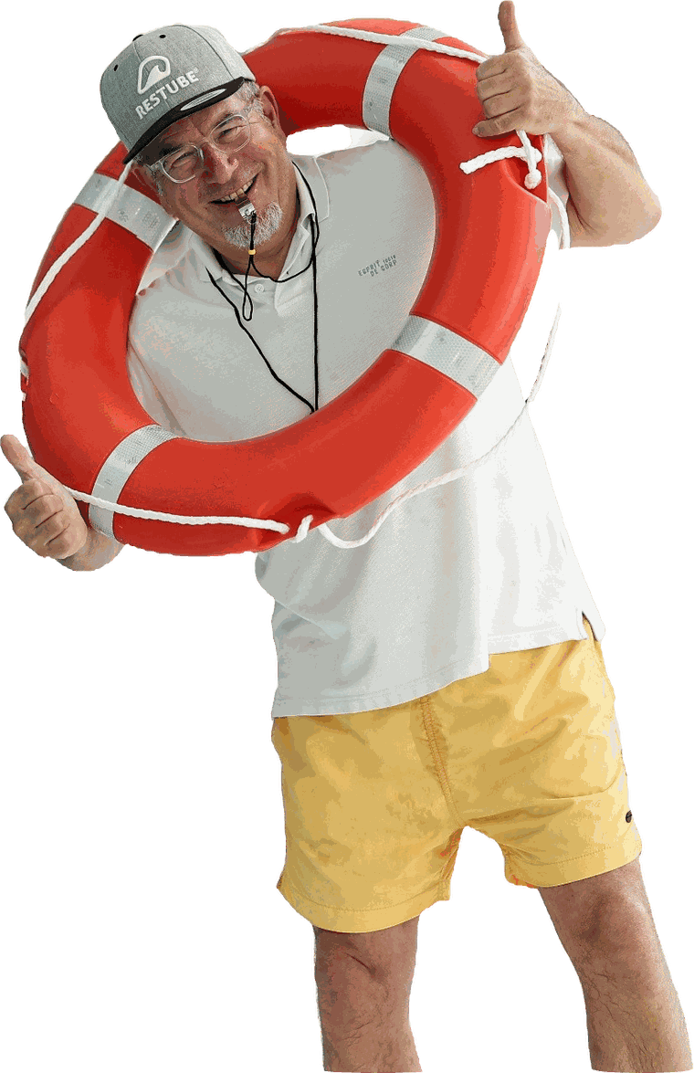Stefan mit Rettungsring, RESTUBE-Cap und Trillerpfeife, beide Daumen hoch