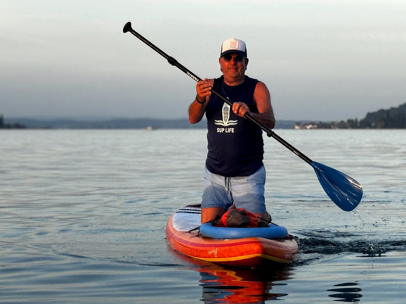 Stefan Koppenberg auf seinem Stand-Up-Paddle-Board auf dem Bodensee