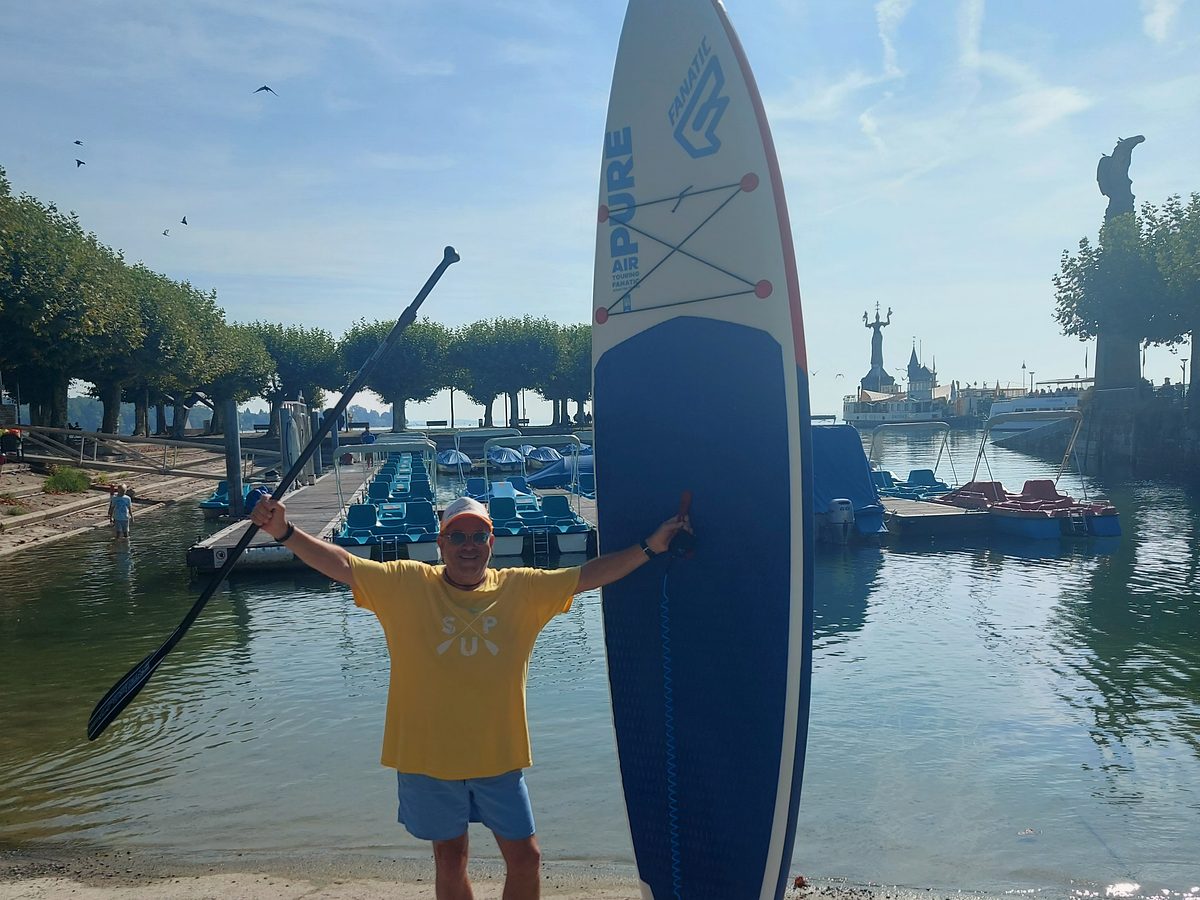 Stefan mit aufgestelltem Board am Konstanzer Hafen