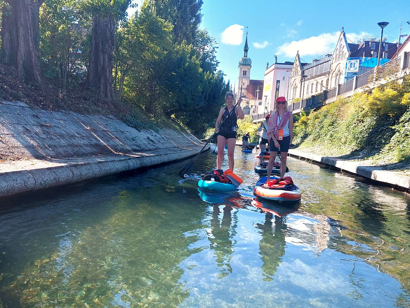 Paddelgruppe im Inselkanal bei Konstanz vor der Altstadtkulisse