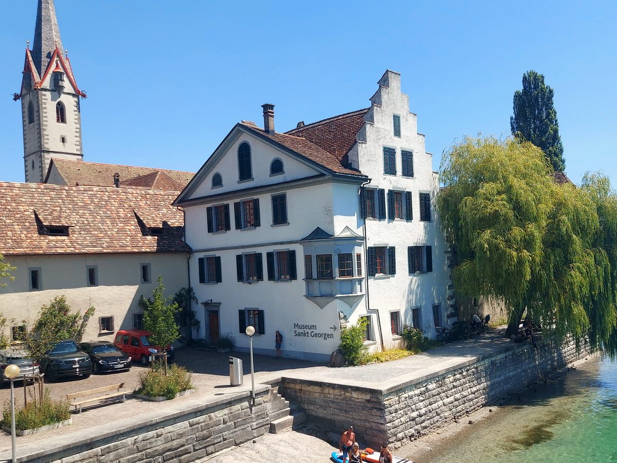 Kirchturm und Uferzeile von Stein am Rhein vom Wasser aus