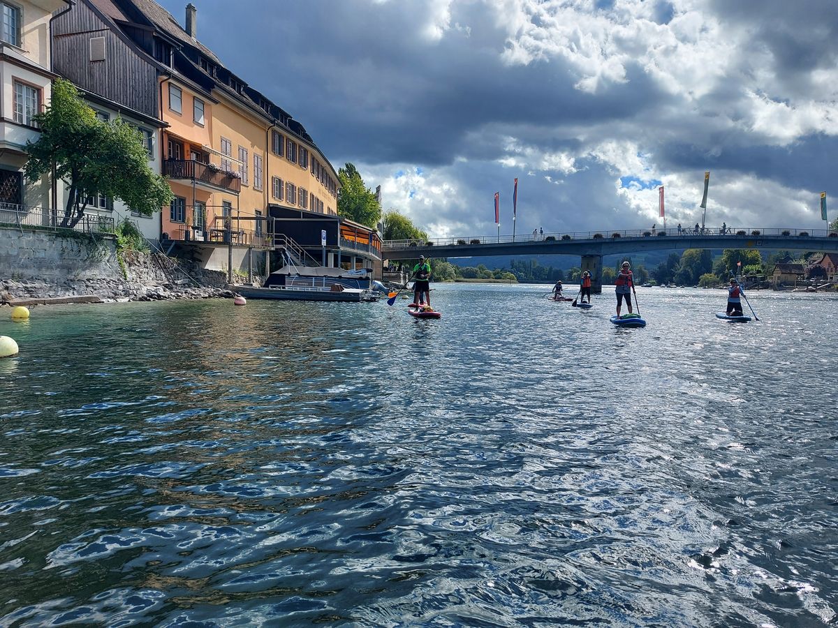 Paddelgruppe auf dem Rhein vor der Brücke von Stein am Rhein