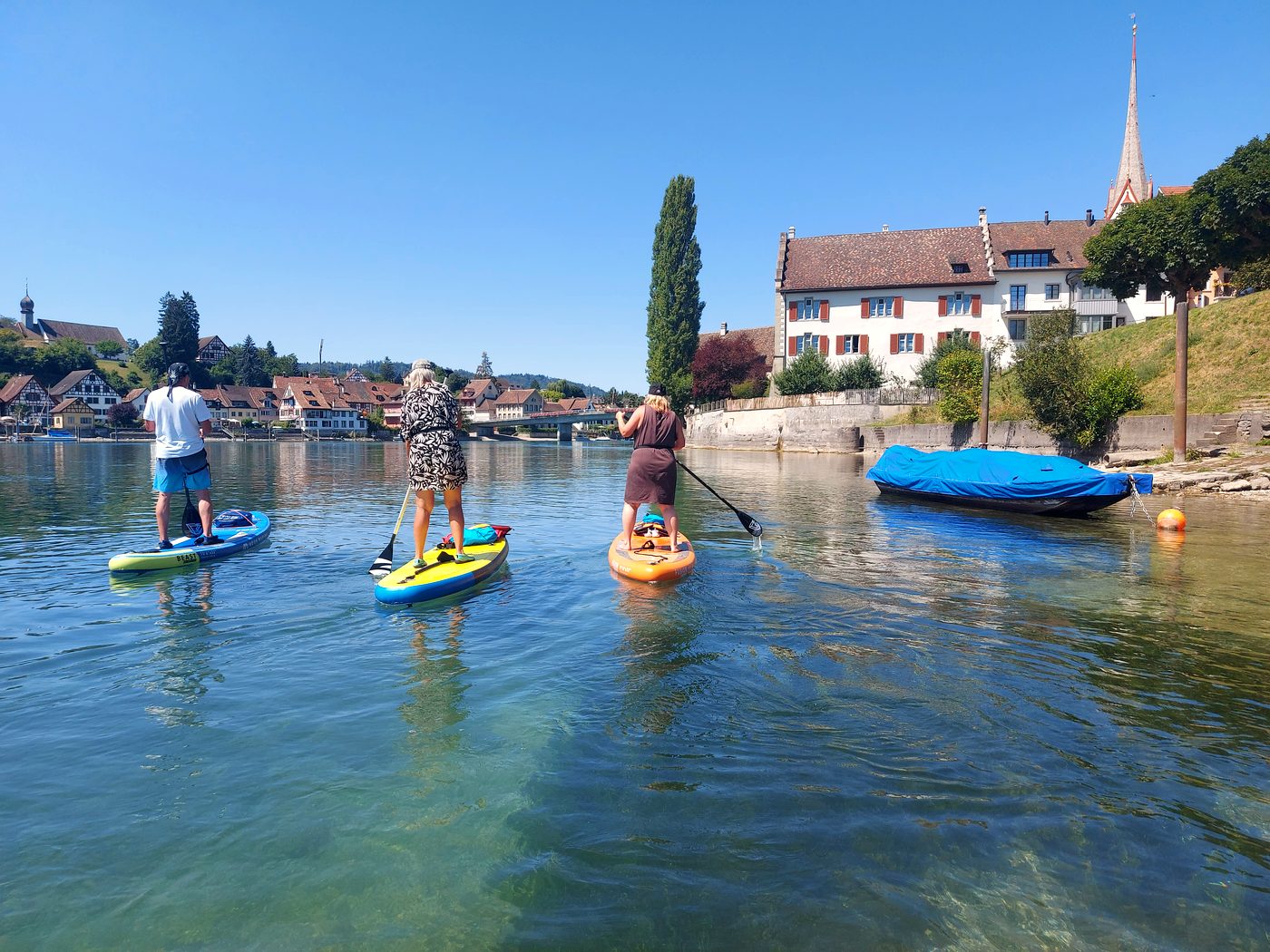 Paddelgruppe auf klarem Wasser vor der Altstadt von Stein am Rhein