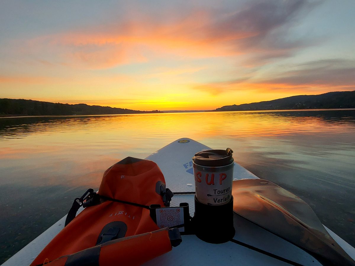 Board am Ufer im warmen Abendlicht